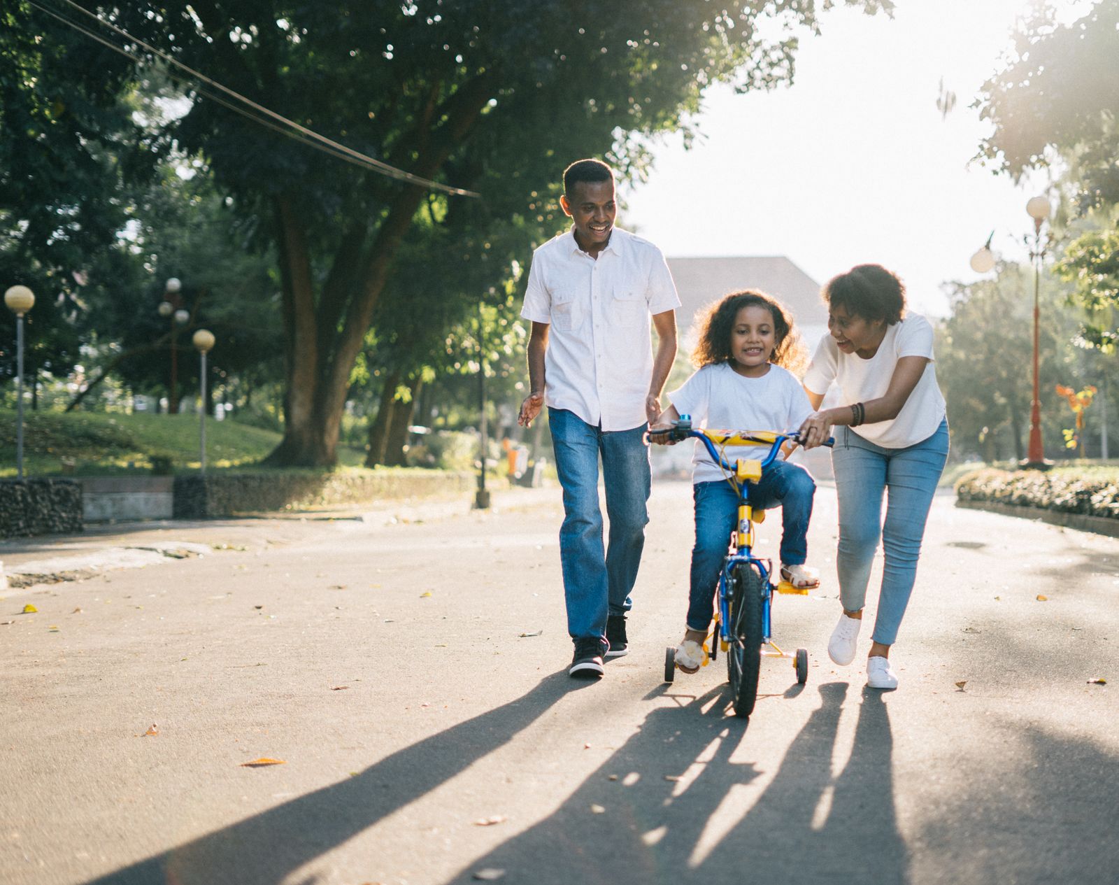 Familia reunida en un sofá usando teléfonos