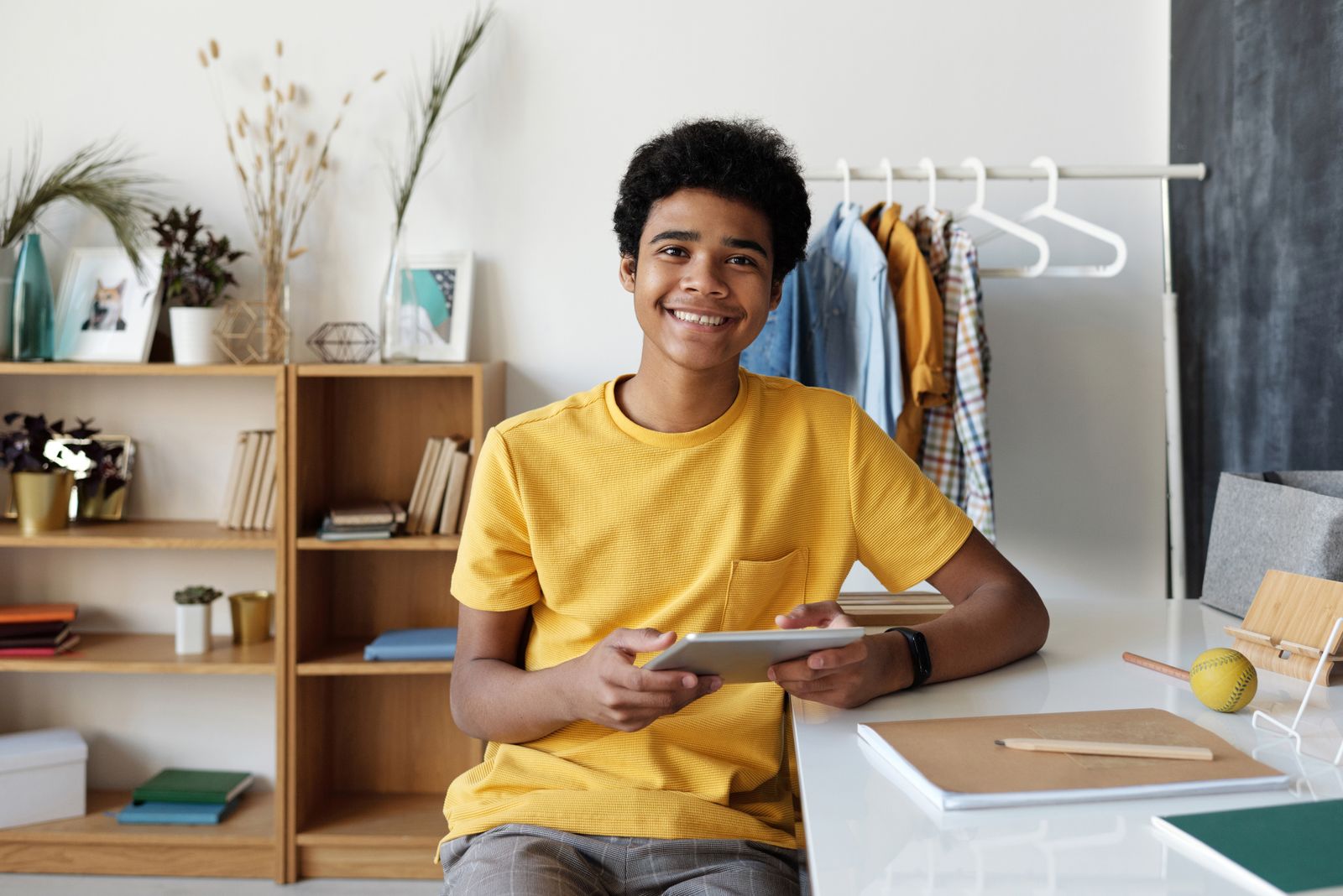 Niño usando una tablet para estudiar o jugar en casa